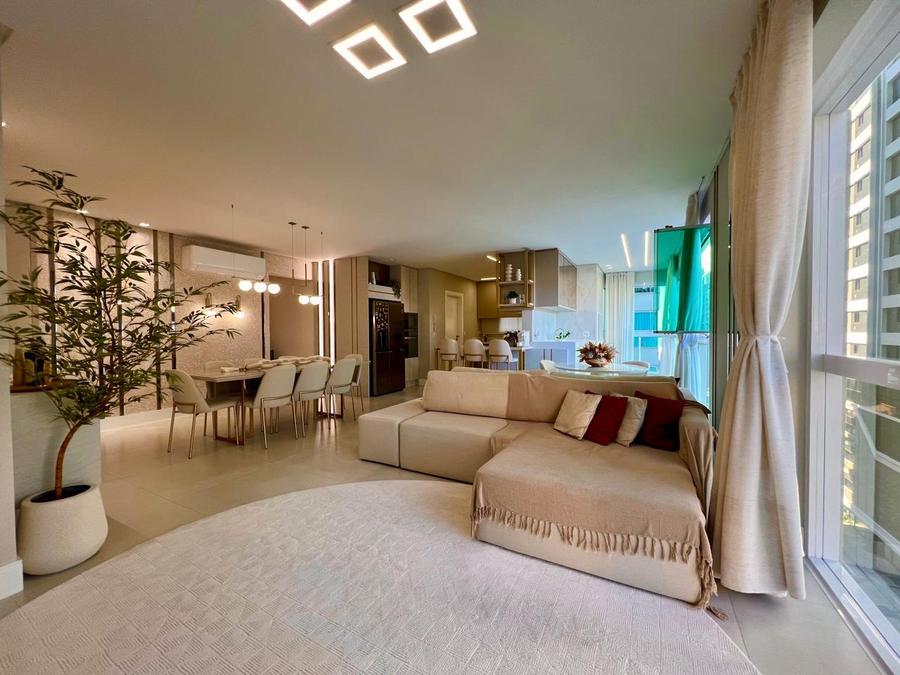 Sala de estar aconchegante em apartamento compacto mobiliado em Itapema