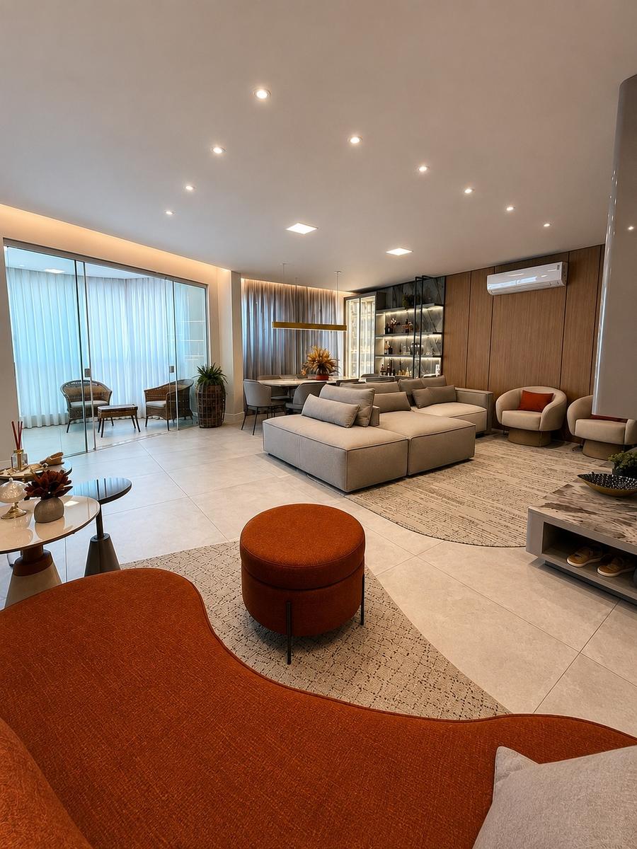 Sala de estar ampla com decoração assinada em apartamento mobiliado na Meia Praia