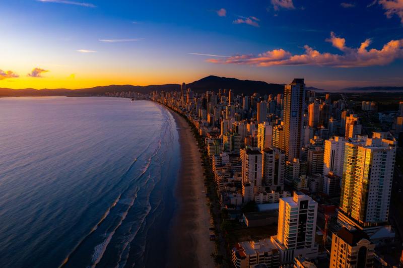 Pôr do sol sobre a orla da Meia Praia, Itapema