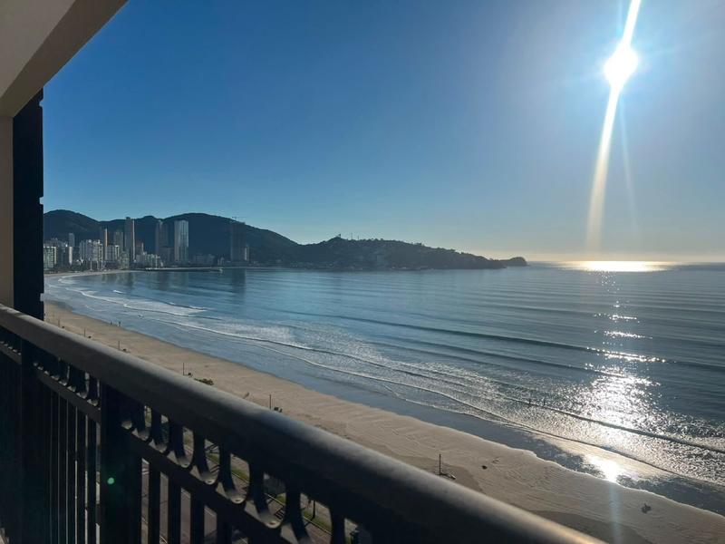 Nascer do sol visto da varanda de apartamento na Meia Praia, Itapema
